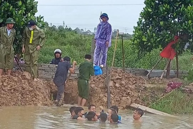 Hiện trường nơi người đàn ông bị nước cuốn vào cống ở Nghệ An. (Ảnh: CTV).