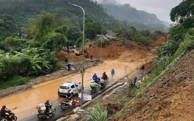 Mưa lớn gây sạt lở nhiều tuyến đường trên địa bàn tỉnh Hòa Bình.