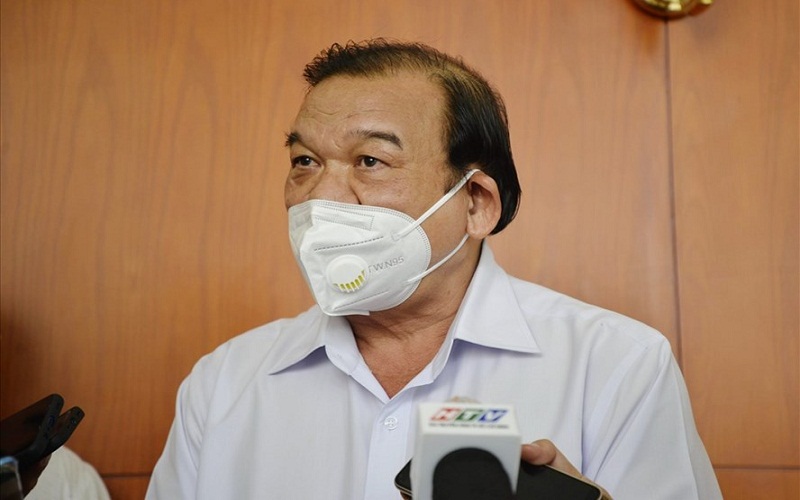 Giám đốc Sở LĐTB-XH TPHCM Lê Minh Tấn trả lời báo chí xin lỗi người dân sau phát ngôn 'chưa có ai thiếu ăn, khốn khổ vì dịch'. (Ảnh: SGGP).