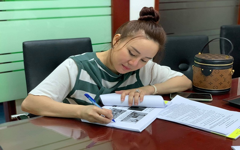 Ca sĩ Vy Oanh nộp đơn yêu cầu khởi tố bà Nguyễn Phương Hằng.