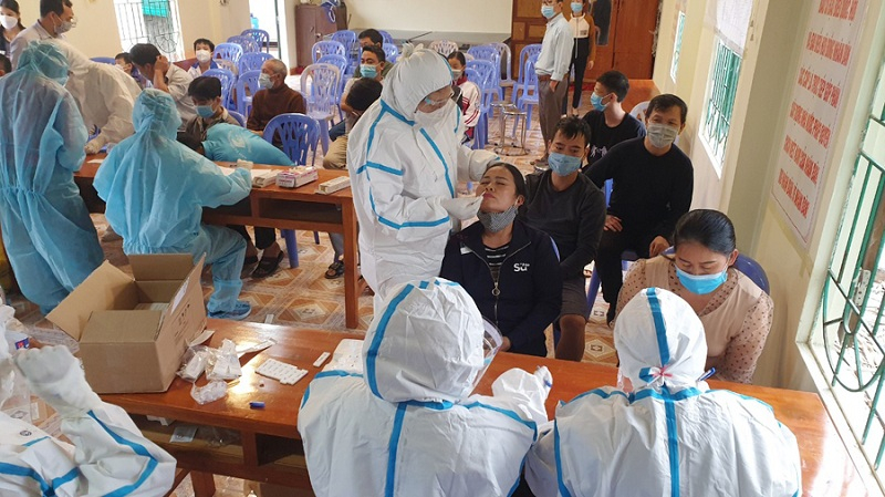 Hà Giang phát hiện 80 ca nhiễm COVID-19 cộng đồng, khẩn cấp ứng phó.