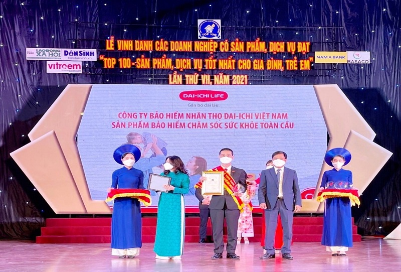 Ông Ngô Việt Phương – Phó Tổng Giám đốc Kinh doanh Dai-ichi Life Việt Nam nhận giải thưởng “Top 100 - Sản phẩm, Dịch vụ tốt nhất cho Gia đình, Trẻ em” năm 2021.