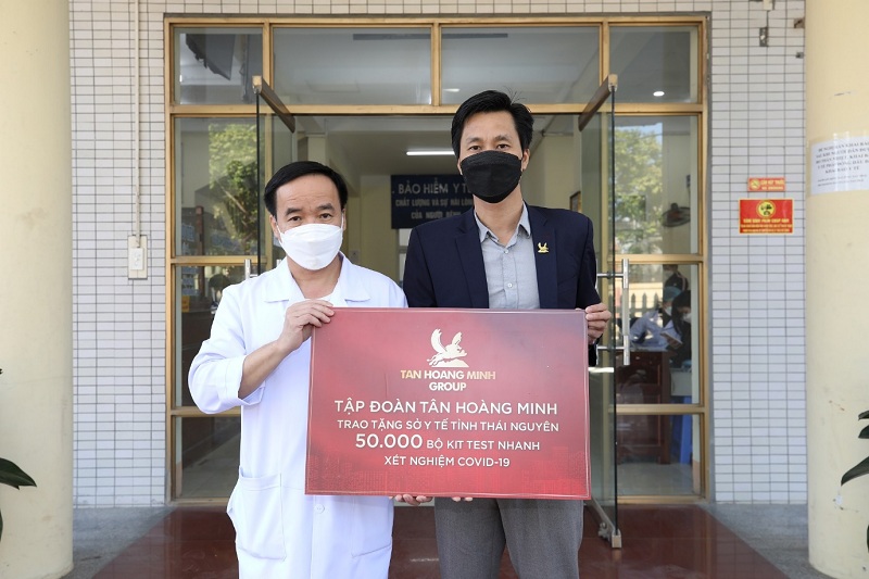 Đại diện Tập đoàn Tân Hoàng Minh trao tặng 01 phòng xét nghiệm PCR và 50.000 bộ Kit xét nghiệm nhanh.