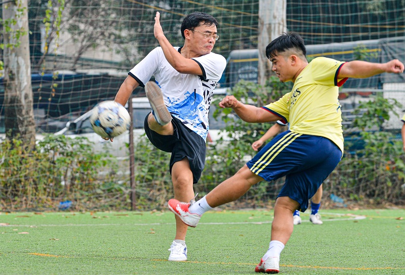 Tiền đạo Duy Phong trong một pha cản phá cú sút của đối phương.