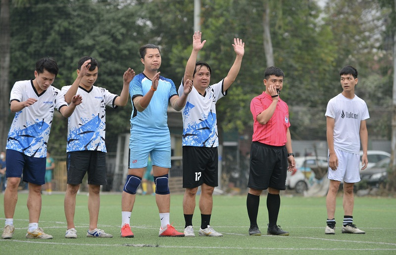 Đội bóng Tạp chí Sức Khỏe Cộng Đồng giành thắng lợi 2-1 trước đội bóng Vucalon. (Ảnh: Quang Huy).