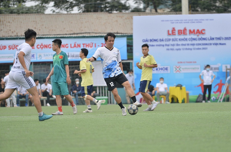 Cầu thủ Hoàng Chiến Thắng chơi xông xáo, góp công lớn trong thắng lợi 2-1 của Tạp chí Sức Khỏe Cộng Đồng trước đội bóng VULCANO Việt Nam. Trong ảnh anh đang thực hiện pha đảo bóng qua người hậu vệ đối phương.