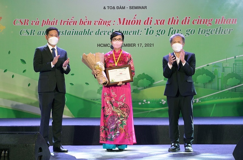 Bà Lưu Thị Thu Hằng, Giám đốc Cấp cao Thương hiệu và Marketing Dai-ichi Life Việt Nam nhận giải 'Doanh nghiệp vì cộng đồng - Saigon Times CSR 2021'.