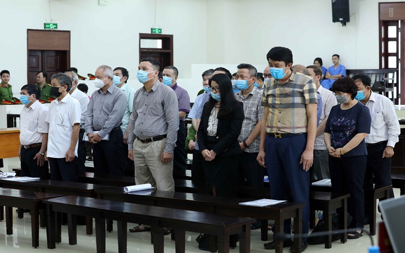 Các bị cáo trong đại án gang thép Thái Nguyên tại tòa. (Ảnh: TTXVN).