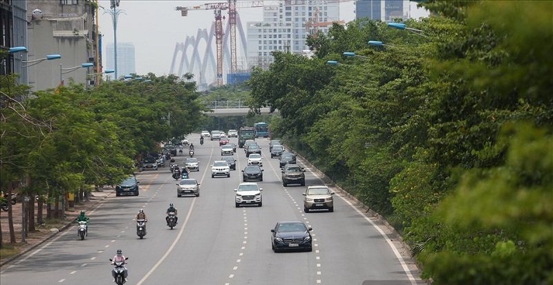 Đường Võ Chí Công xanh ngắt cây cối, che dịu đi những khói bụi, tiếng ồn của các phương tiện giao thông.