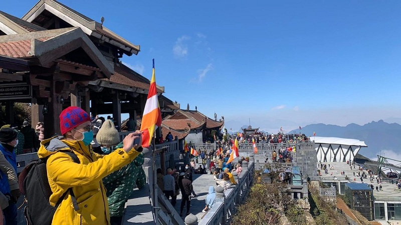 Du khách ở chùa Kim Sơn Bảo Thắng trên đỉnh Fansipan dịp Tết nguyên đán Nhâm Dần 2022. (Ảnh: Vnexpress).
