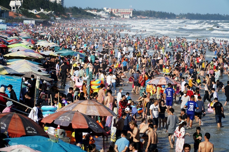 Bãi biển Vũng Tàu chật cứng người 'du xuân' dịp Tết nguyên đán Nhâm Dần 2022. (Ảnh: Vnexpress).