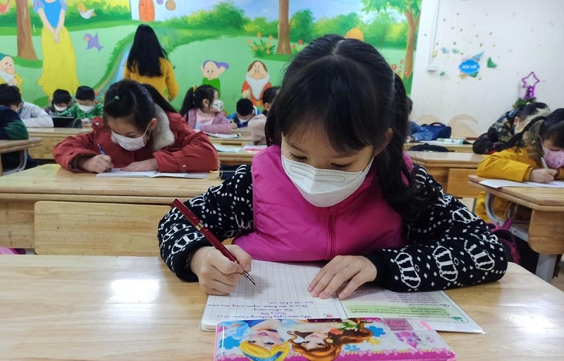 Nhiều quận, huyện tại Hà Nội cho học sinh đi học trở lại. (Ảnh: TTXVN).