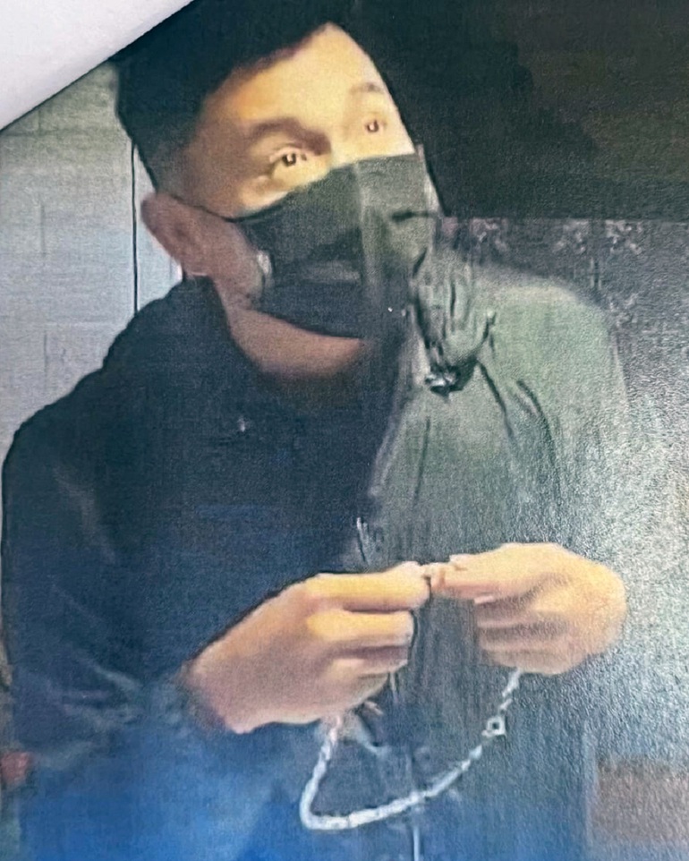 Nam thanh niên cướp giật tại tiệm vàng bị camera ghi hình. (Ảnh: Công an Hà Nội).