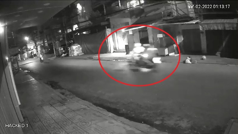 6 thanh niên rượt đuổi, cướp xe máy của 2 cô gái ở TP HCM. (Ảnh cắt từ clip).