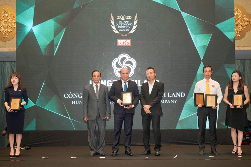 Ông Lê Trọng Khương - Tổng Giám đốc Hưng Thịnh Land nhận giải thưởng “Top 10 Nhà phát triển Bất động sản tiêu biểu 2020” từ Ban tổ chức