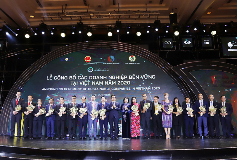 Phó Chủ tịch nước Đặng Thị Ngọc Thịnh tặng hoa chúc mừng Top 10 doanh nghiệp bền vững trong lĩnh vực Thương mại – Dịch vụ và Top 10 trong lĩnh vực sản xuất
