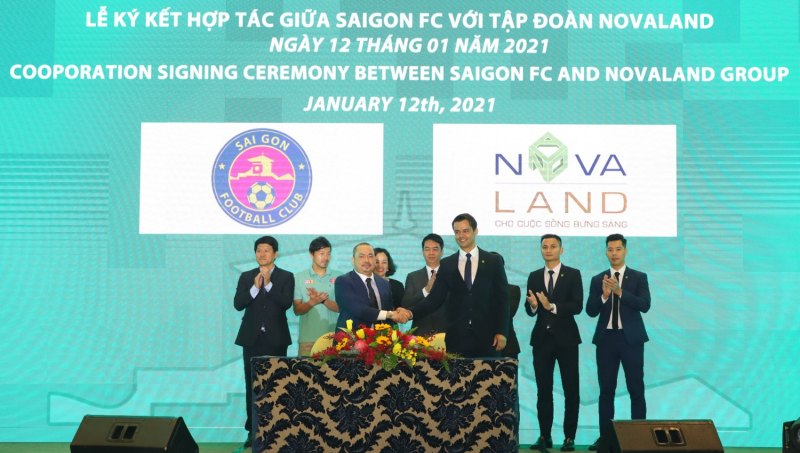 Đại diện tập đoàn Novaland và Sài Gòn FC trong sự kiện ký kết tài trợ.