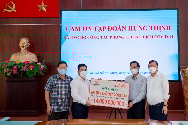 Ông Nguyễn Đình Trung – Chủ tịch Tập đoàn Hưng Thịnh (thứ 2 từ trái sang) trao tặng 200 máy thở oxy dòng cao trị giá 14 tỷ đồng cho ông Phan Văn Mãi - Ủy viên Trung ương Đảng, Phó Bí thư Thường trực Thành ủy TP.HCM (thứ 2 từ phải sang)