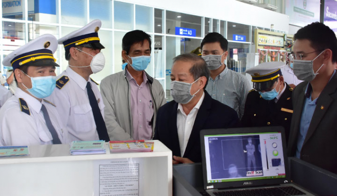Chủ tịch UBND tỉnh Thừa Thiên Huế kiểm tra tại khu vực máy kiểm soát thân nhiệt.
