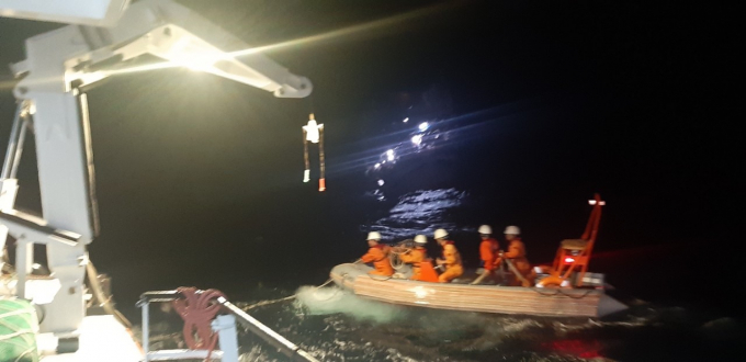 Lực lượng cứu nạn hàng hải tiếp cận tàu cá để chăm sóc y tế cho các thuyền viên.