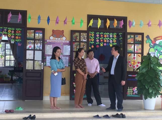 Thầy Nguyễn Tân, Giám đốc Sở Giáo dục và Đào tạo kiểm tra công tác phòng, chống dịch bệnh tại cơ sở.