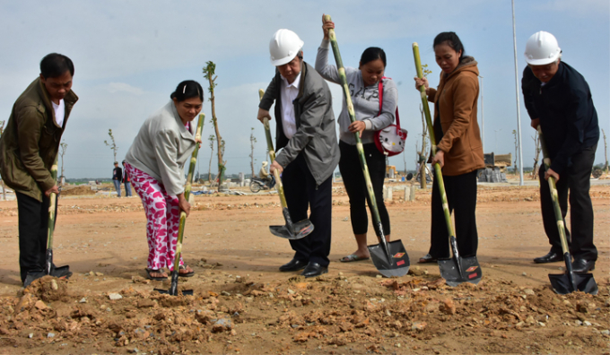 Chủ tịch UBND tỉnh Thừa Thiên Huế cùng các hộ dân thực hiện nghi thức khởi công xây nhà.