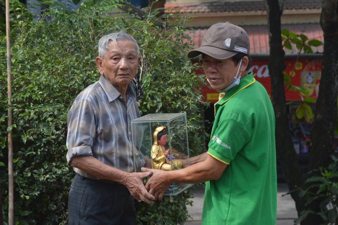 Gia đình ông Lê Văn Thành (87 tuổi) đã sinh sống ở khu vực Thượng thành gần 40 năm nay. Sáng ngày 22/2, ông cùng người thân bắt đầu tháo dỡ nhà, rời khỏi nơi biết bao kỷ niệm.