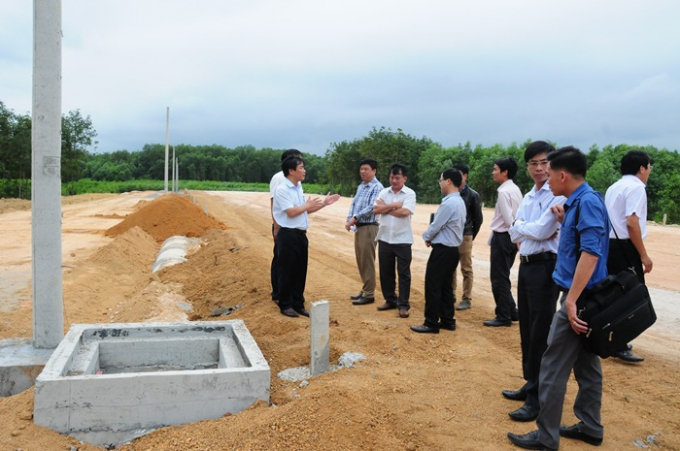 Ông Nguyễn Văn Phương, Phó Chủ tịch UBND tỉnh trong một lần đi kiểm tra công tác xây dựng khu tái định cư phục vụ dự án tại huyện Phong Điền.