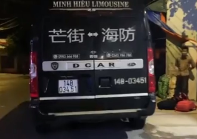 Chiếc xe chở 4 người Trung Quốc.