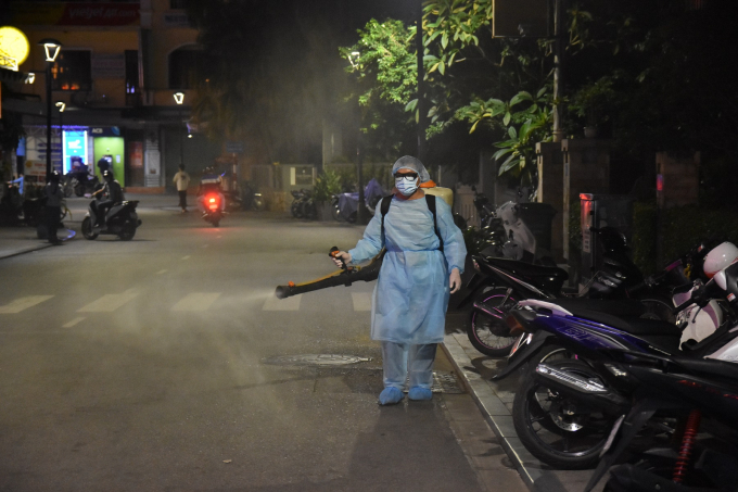 Lực lượng y tế tiến hành tiêu độc khử trùng khu vực phố Tây - nơi ca nhiễm Covid-19 thứ 30 Việt Nam từng ghé.