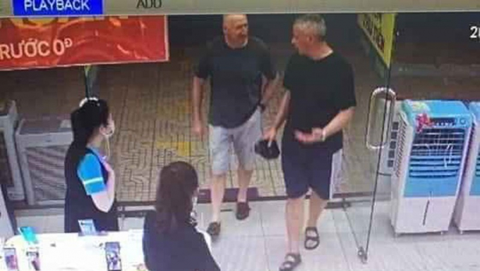 Hình ảnh camera ghi lại việc hai vị khách người Anh dương tính đến siêu thị Điện Máy Xanh Đà Nẵng.