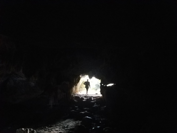 Đường vào hang này khá thuận lợi. Từ Tỉnh lộ, du khách chạy xe dưới con sông Sê-Băng-Hiên cạn nước. Leo bộ con dốc khoảng 100 mét sẽ đến cửa hang.