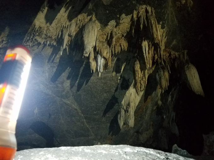 Để thấy được vẻ đẹp của hang động không thể thiếu chiếc đèn pin.