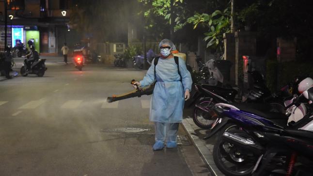 Lực lượng y tế tiến hành tiêu độc khử trùng khu vực phố Tây.