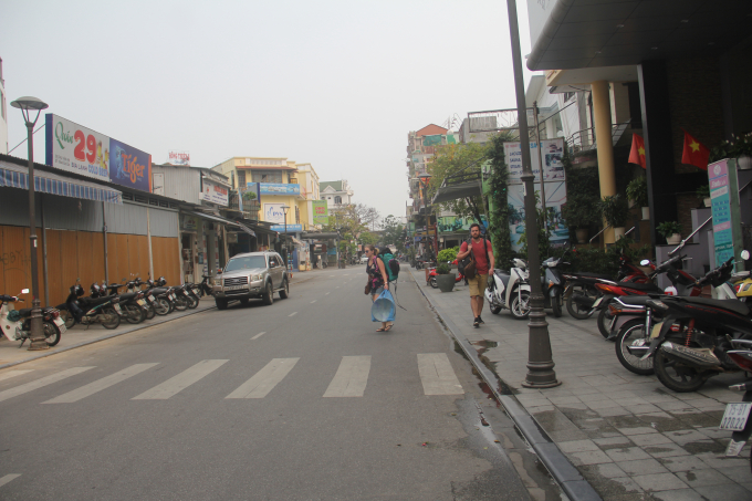 Du khách nước ngoài đi bộ ở con đường Chu Văn An.