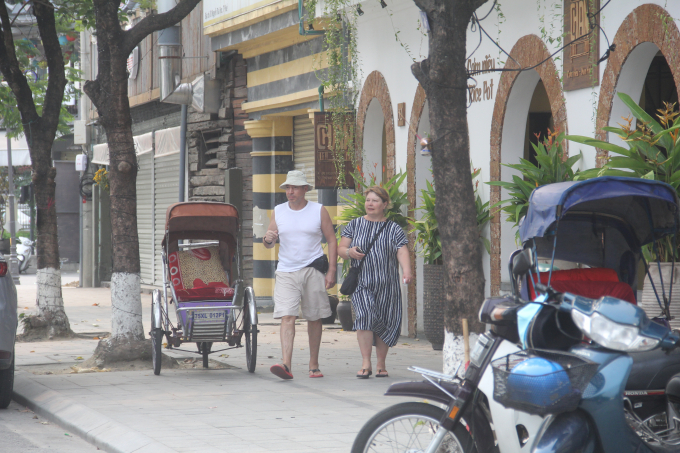 Du khách không đeo khẩu trang đi bộ trên đường Nguyễn Thái Học.