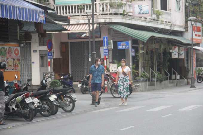 Có nhiều người đã tuân thủ việc đeo khẩu trang khi ra đường.