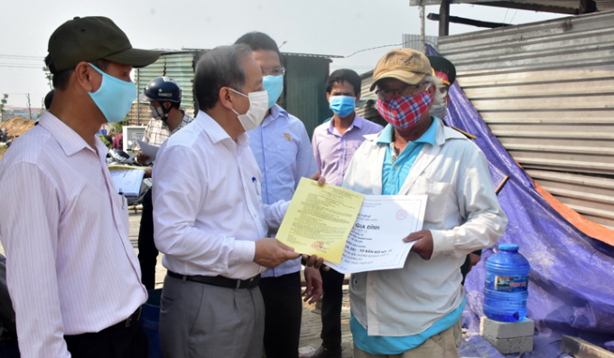 Chủ tịch UBND tỉnh Thừa Thiên Huế trao giấy phép xây dựng cho hộ dân.