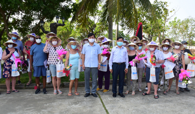 Đoàn khách du lịch chụp ảnh lưu niệm trước khi rời Khu nghỉ dưỡng Sun and Sea để về nước.