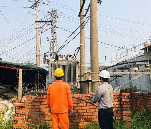 Điện lực Phú Vang kiểm tra TBA cấp điện cho khu cách ly ở Sun & Sea.