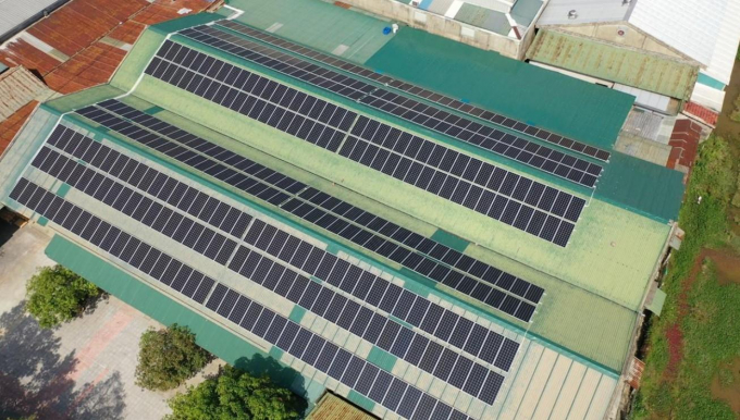 Hệ thống điện mặt trời mái nhà với công suất 145kWp được lắp đặt trên mái nhà xưởng của Công ty CP Da giày Huế.