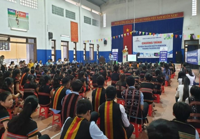 Một buổi tuyên truyền tiết kiệm điện tổ chức tại trường THCS Dân tộc nội trú Nam Đông nhận được sự quan tâm của đông đảo học sinh.