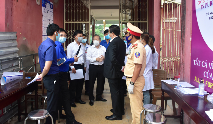 Chủ tịch UBND tỉnh Thừa Thiên Huế kiểm tra tại chốt kiểm soát y tế Ga Huế.