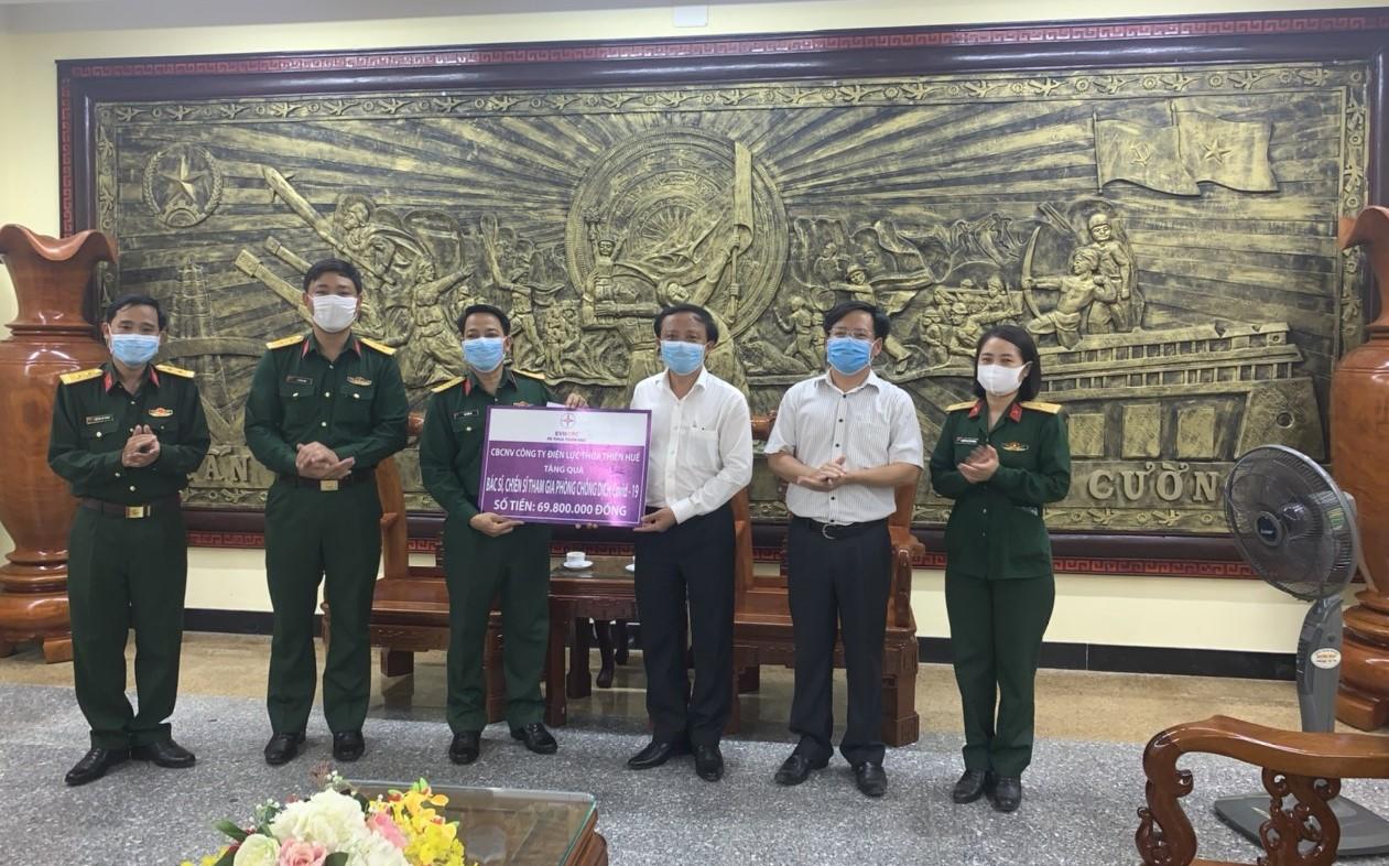 Lãnh đạo PC Thừa Thiên Huế tặng quà cho các y bác sĩ, chiến sĩ đang tham gia phòng, chống dịch Covid-19.