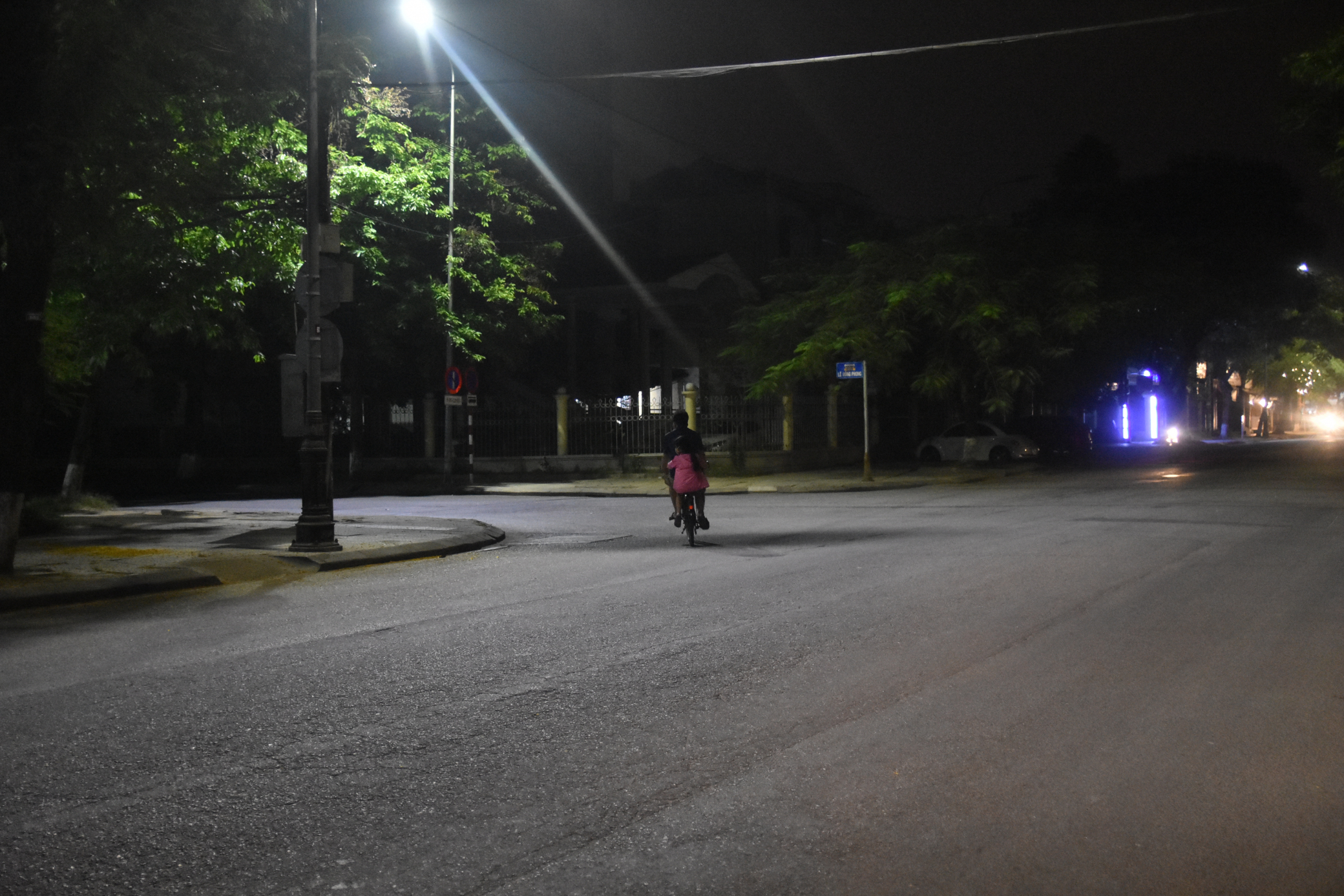 Trong đêm tối 28/3, các con đường ở mảnh đất xứ Huế bỗng trở nên khác lạ so với ngày thường.