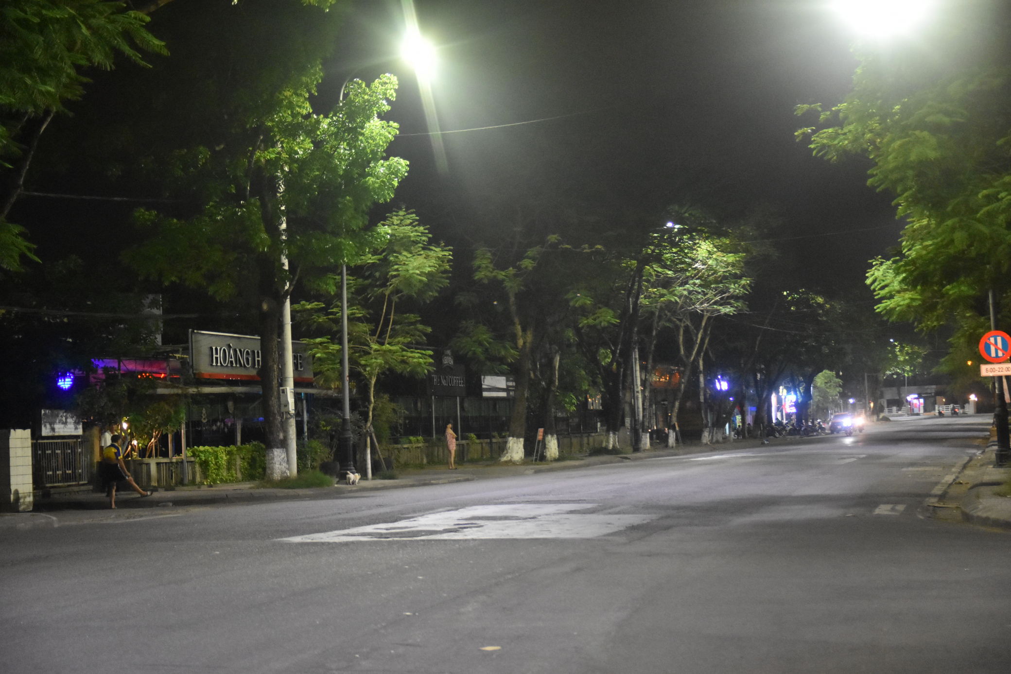 Con đường Nguyễn Huệ nằm ở trung tâm TP vốn dĩ tấp nập người qua lại, nay đã thưa thớt hơn.