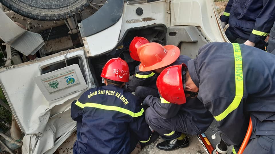 Lực lượng cứu hộ đưa thi thể tài xế bị mắc kẹt ra khỏi xe.
