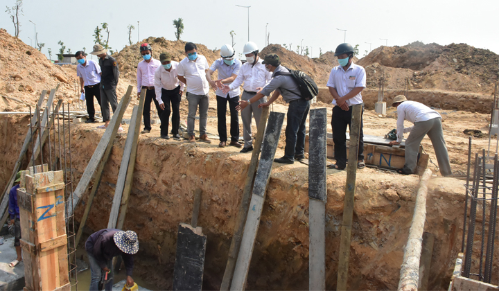 Chủ tịch UBND tỉnh Thừa Thiên Huế trong một lần đi kiểm tra tiến độ dự án.