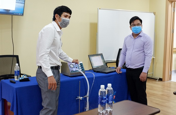 Nhóm nghiên cứu, chế tạo trình bày về sản phẩm máy thở.
