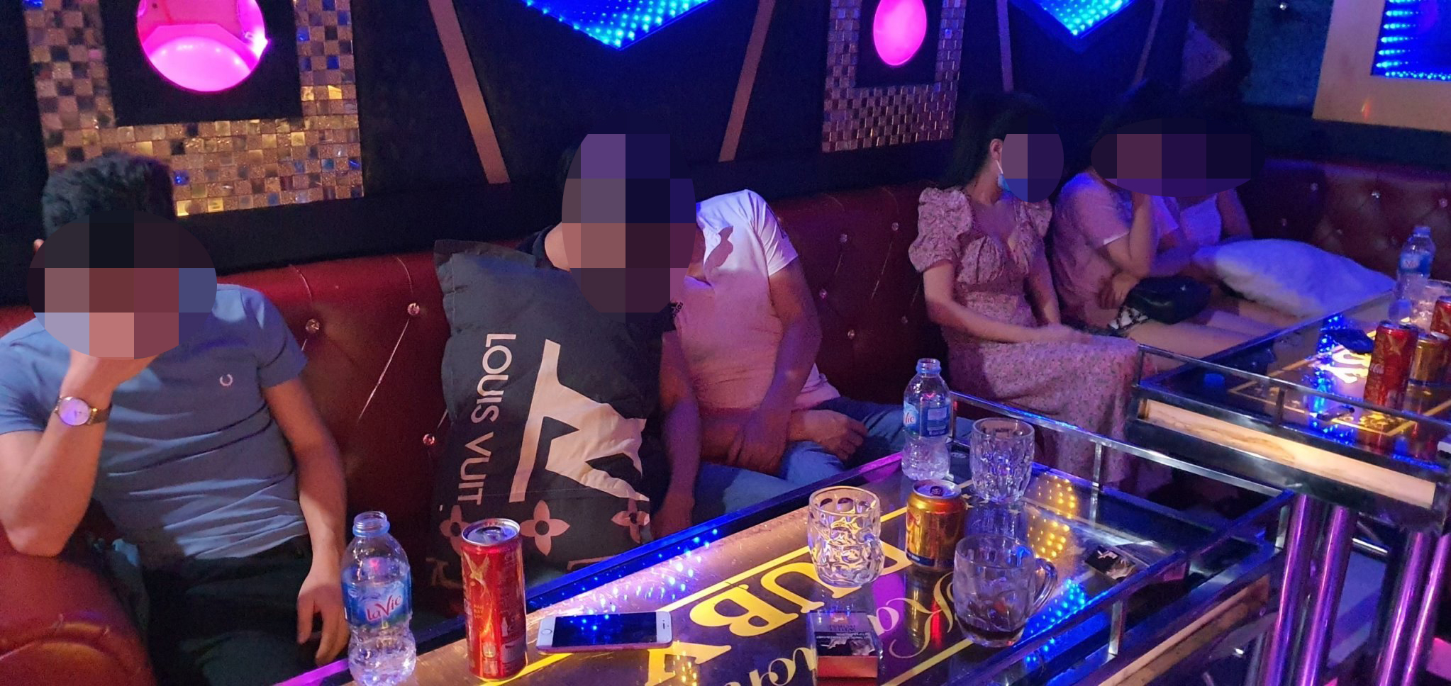 Hơn 10 thanh niên dùng ma túy trong quán karaoke.